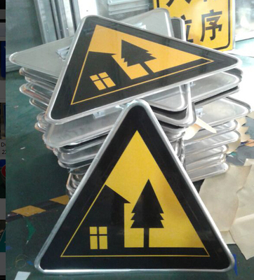 专业定制乌鲁木齐各类道路标识牌，西安阳光标牌厂助您出行安全便捷
